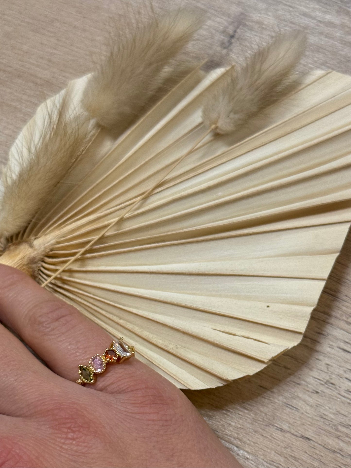 Dettaglio dell'Anello “Aurora” con brillanti zirconi colorati, un accessorio elegante.