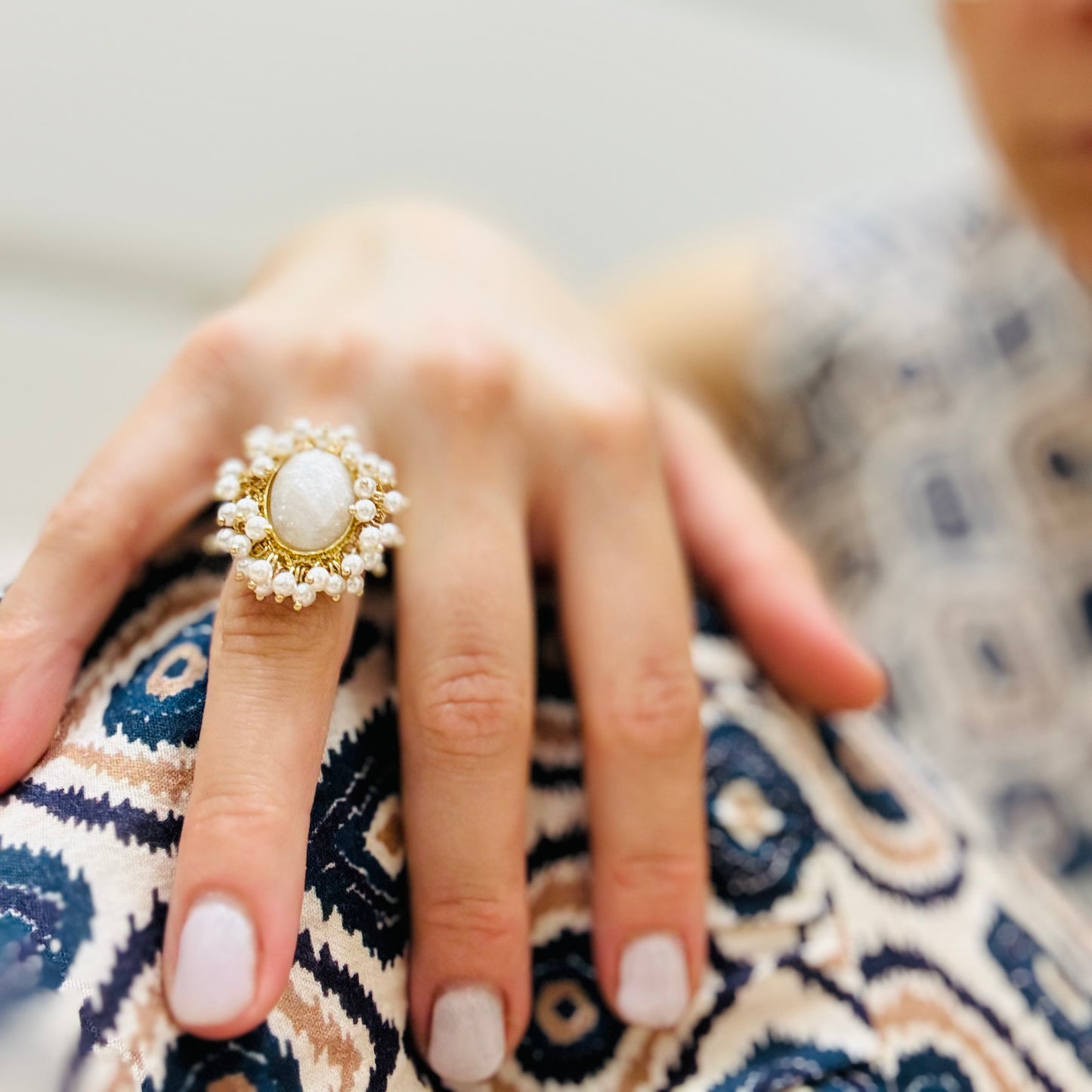 la mano di una donna con un anello