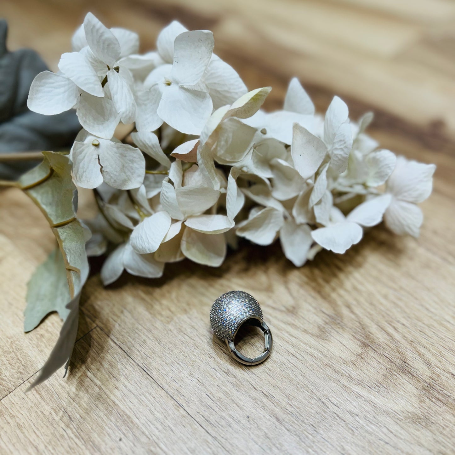 un primo piano di un fiore e un anello su un tavolo