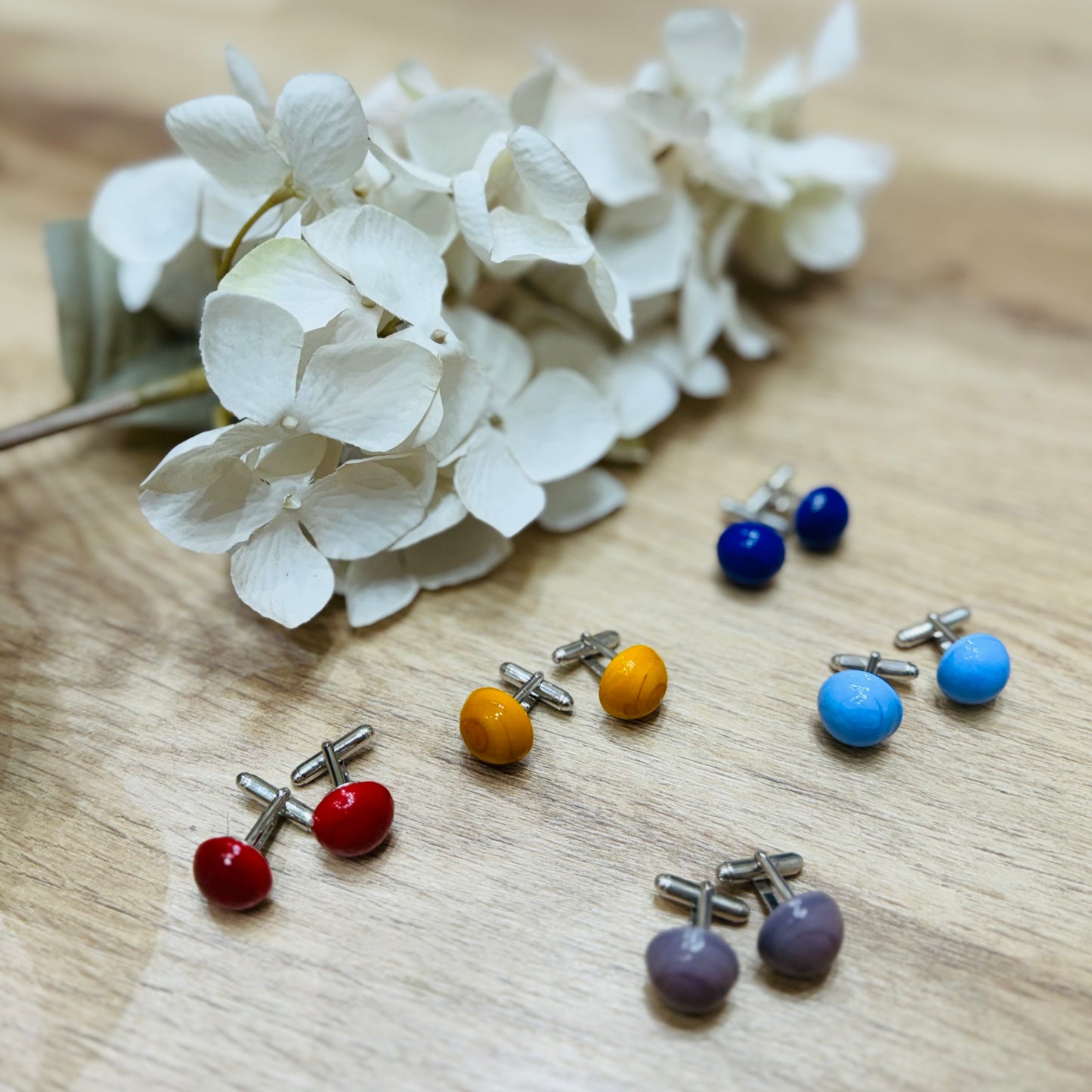 una serie di gemelli di diversi colori posati su un tavolo