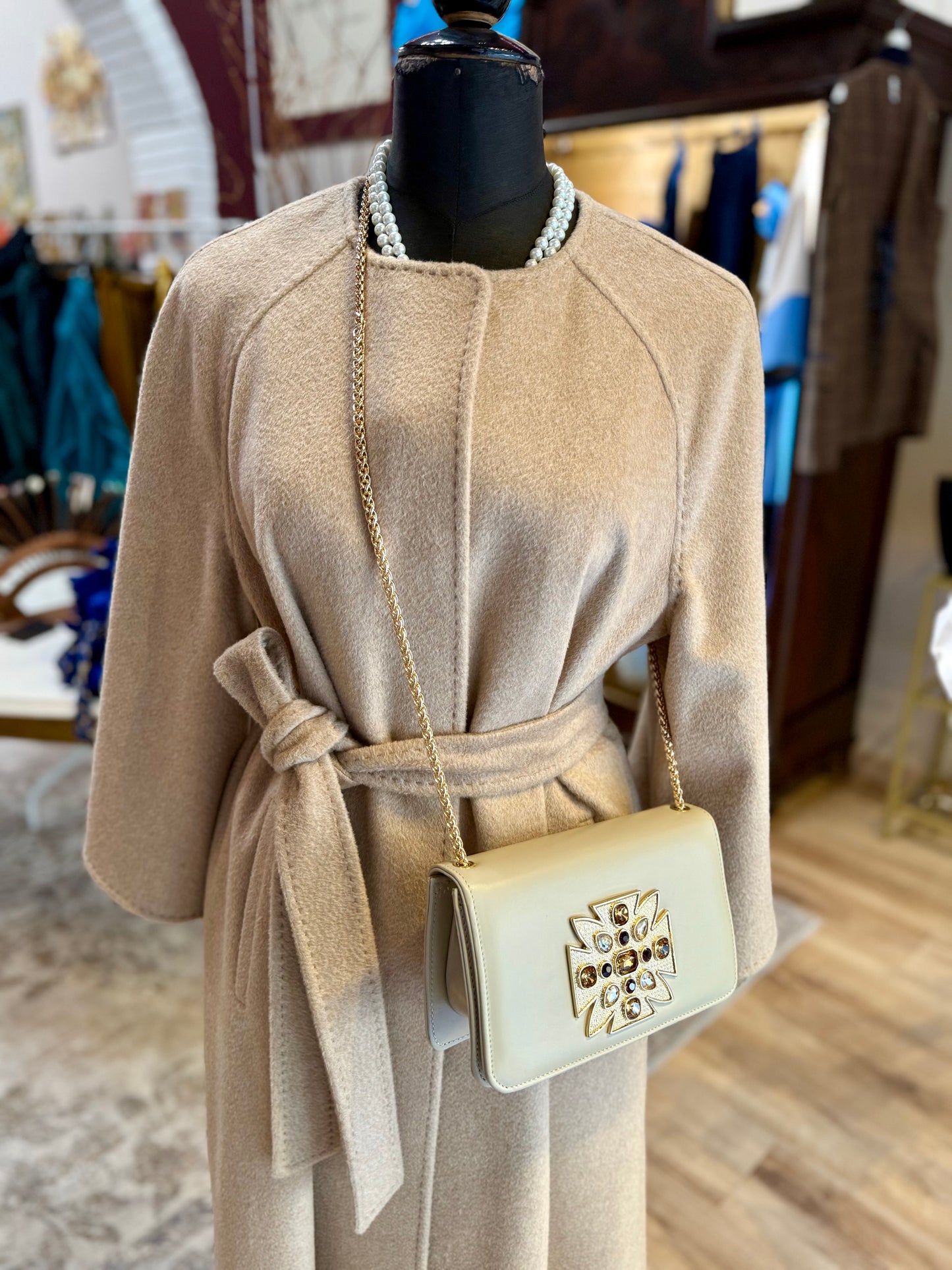 Design e artigianato: Borse artigianali in vera pelle pieno fiore con inserti in cristalli Swarovski.