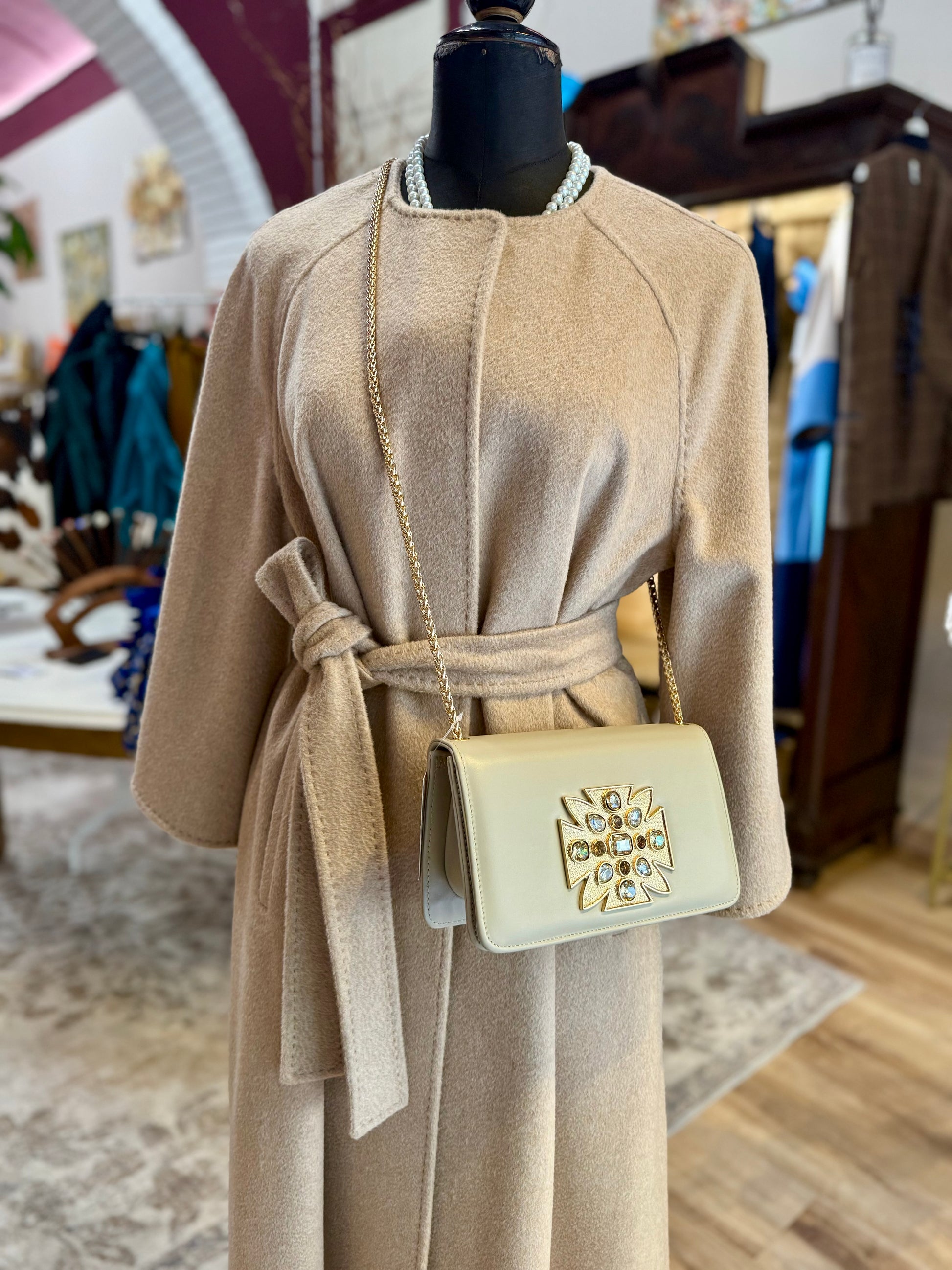 Design e artigianato: Borse artigianali in vera pelle pieno fiore con inserti in cristalli Swarovski.