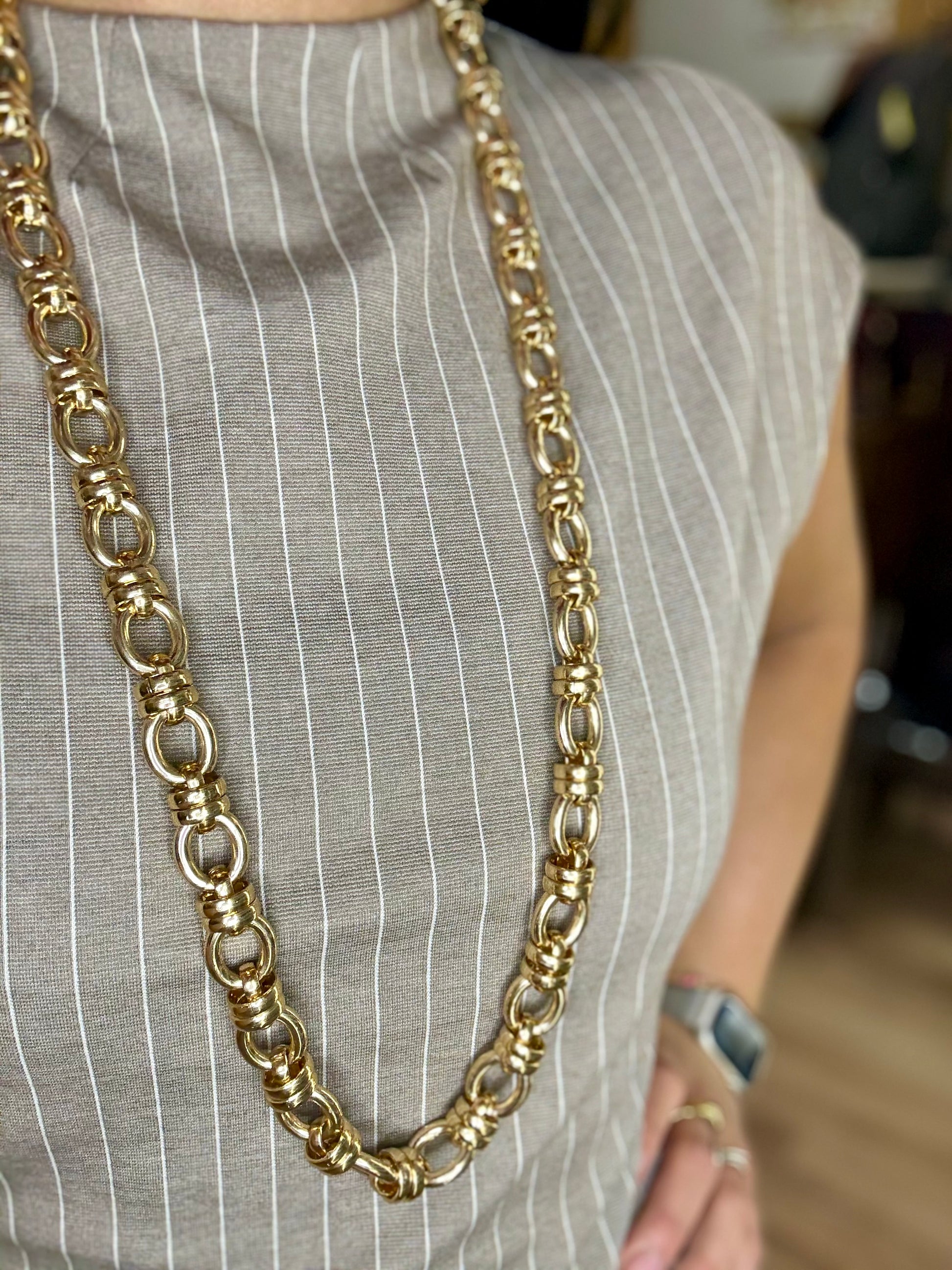 Dettaglio della Collana artigianale “Nodo” in alluminio dorato, elegante e unica per il tuo stile.