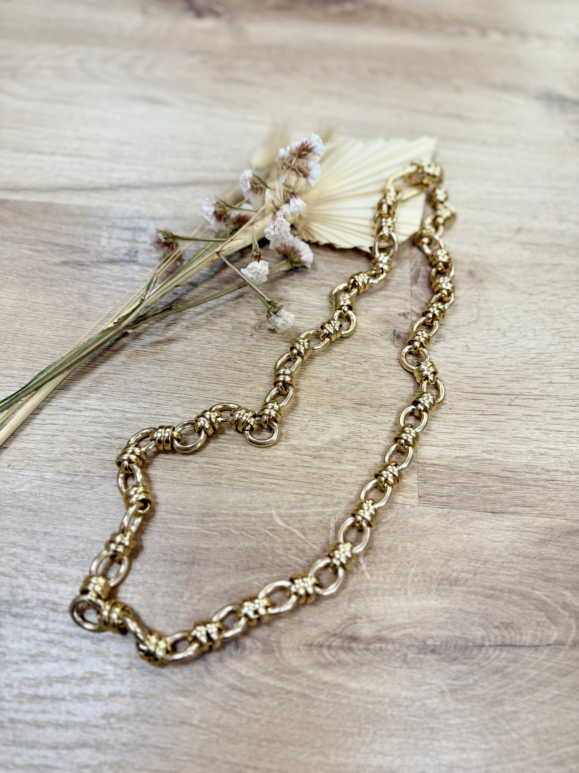 Collana artigianale “Nodo” in alluminio anodizzato oro lucido, lunghezza 100cm. Perfetta per ogni occasione.