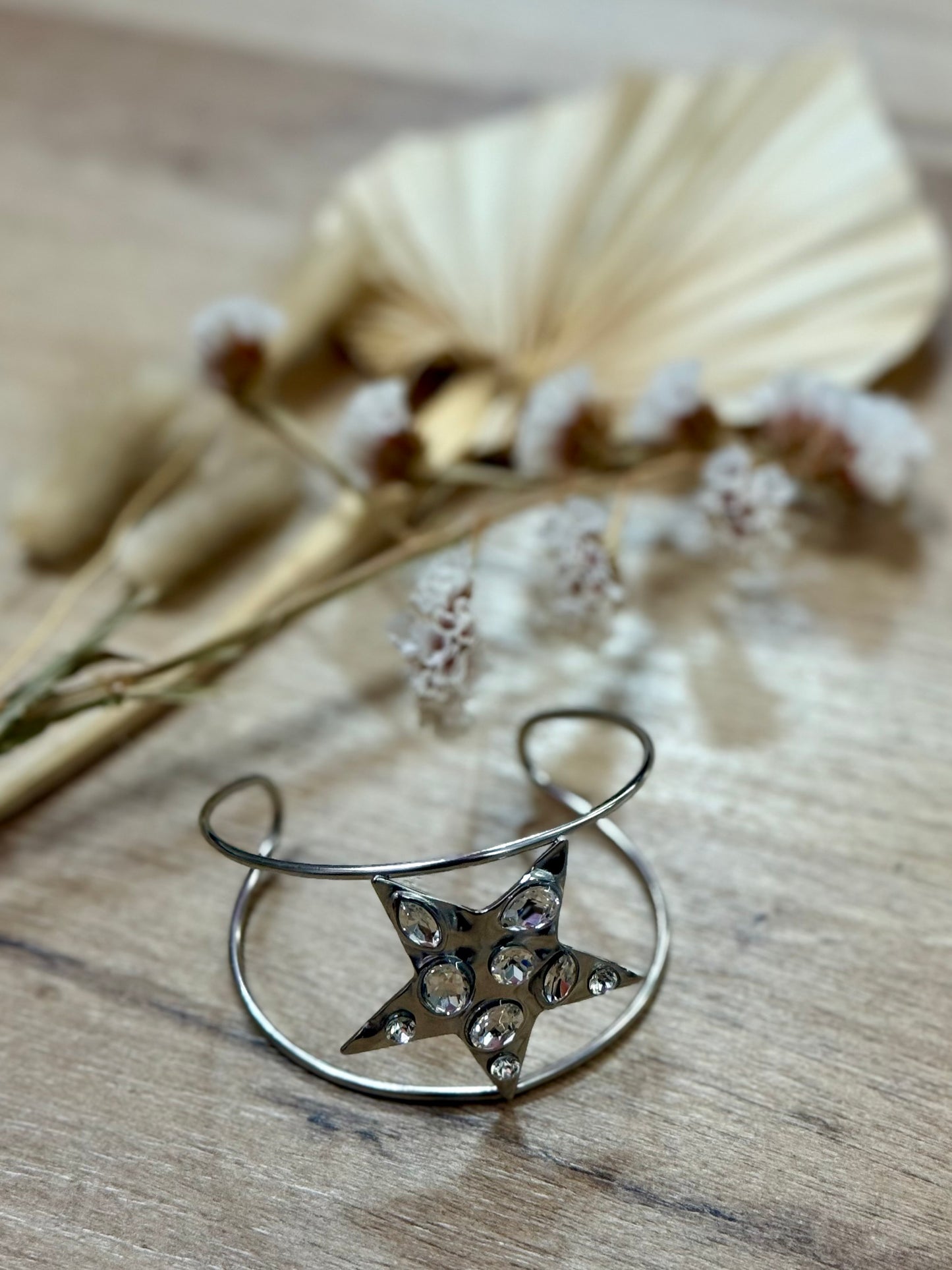 Dettaglio del Braccialetto Stella, osserva la finitura in acciaio e il suo stile unico.