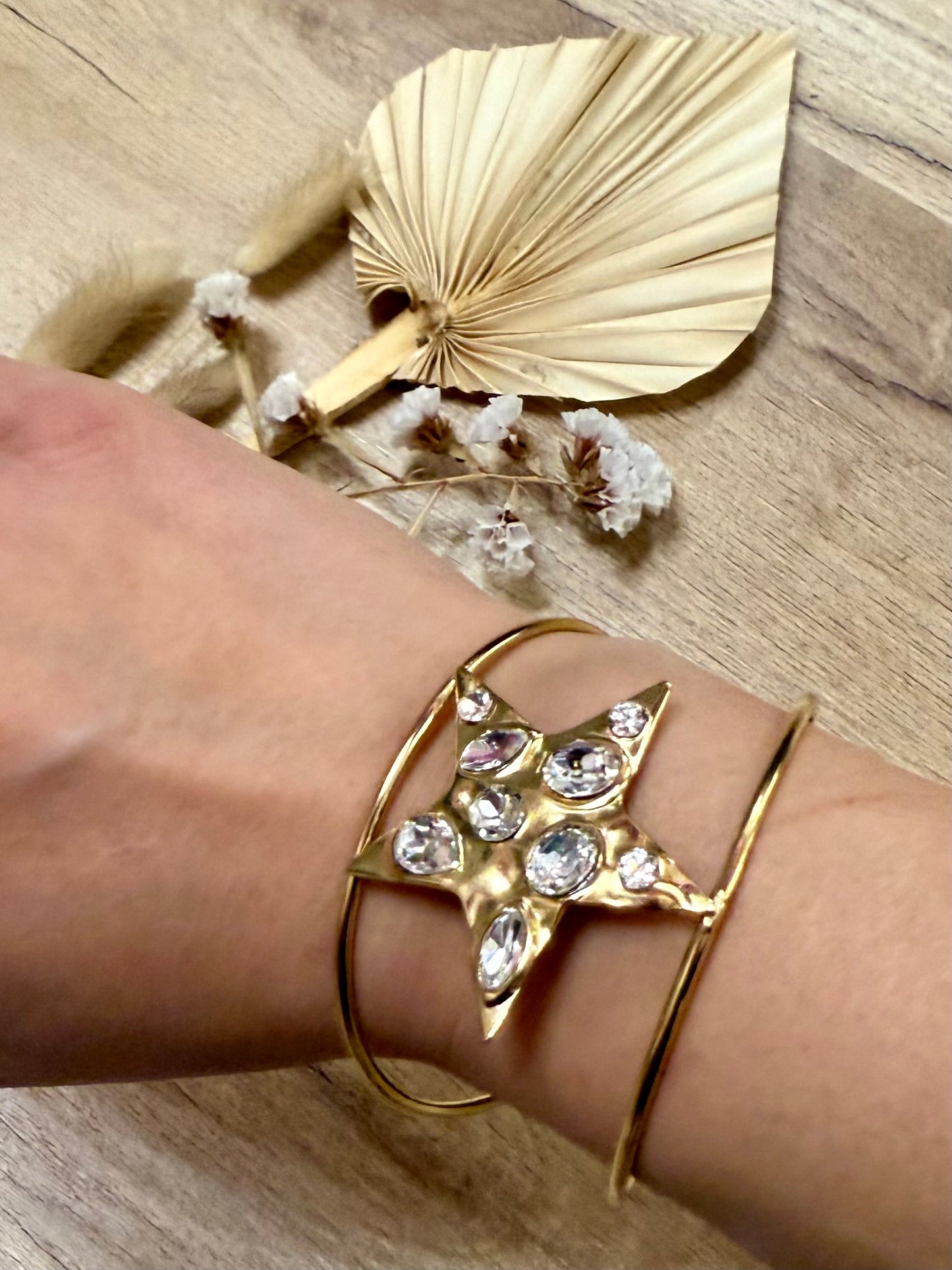 Braccialetto Stella indossato, perfetto per ogni occasione e facile da abbinare.