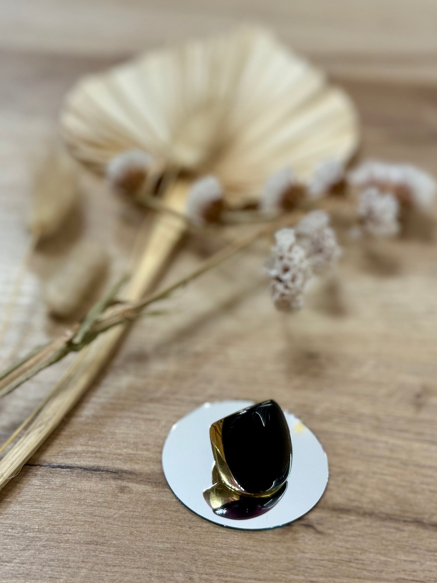 Anello smaltato quadrato in acciaio, elegante e unico, perfetto per ogni occasione.