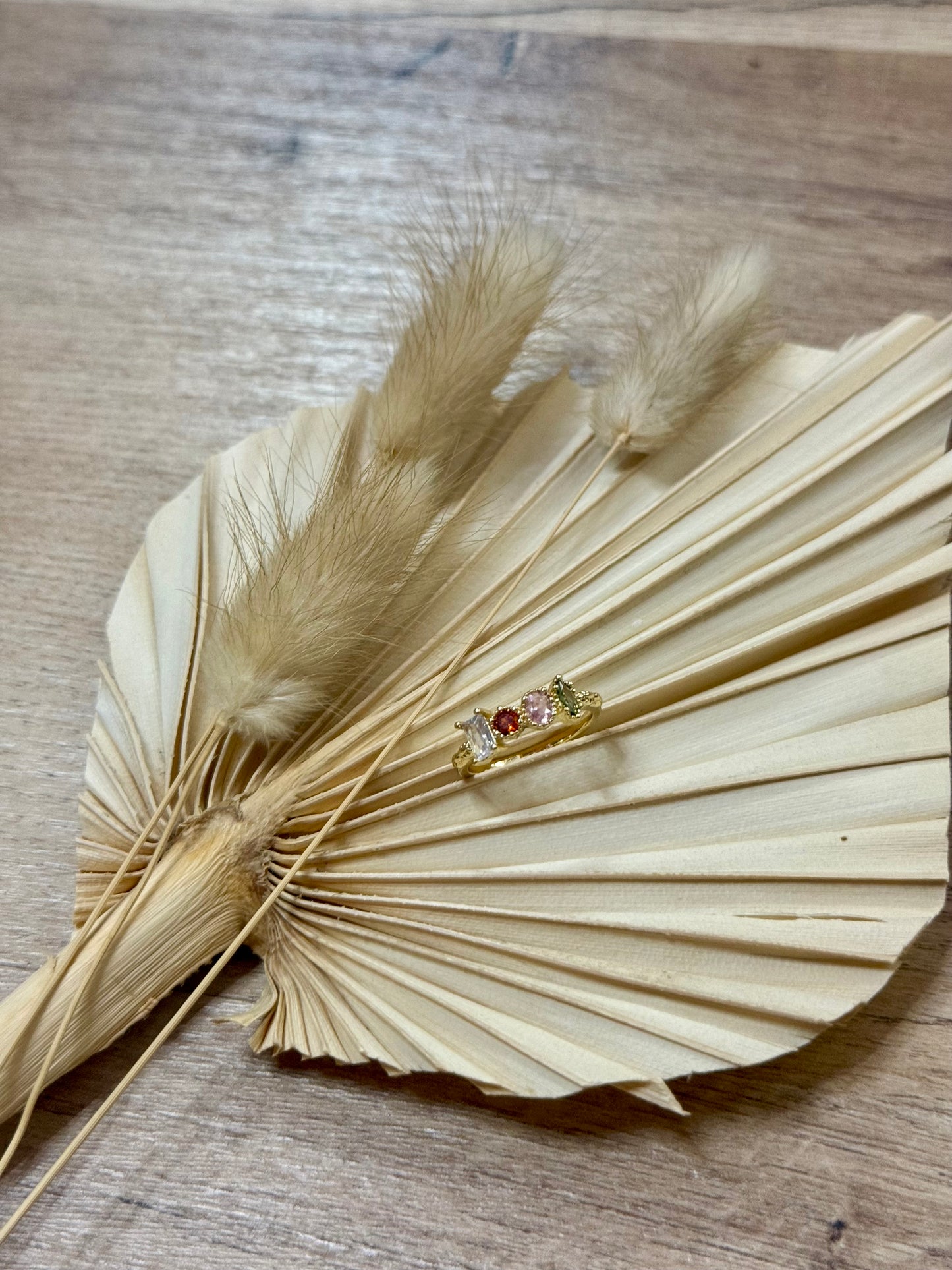 Anello “Aurora” in acciaio dorato con zirconi colorati, perfetto per ogni occasione.