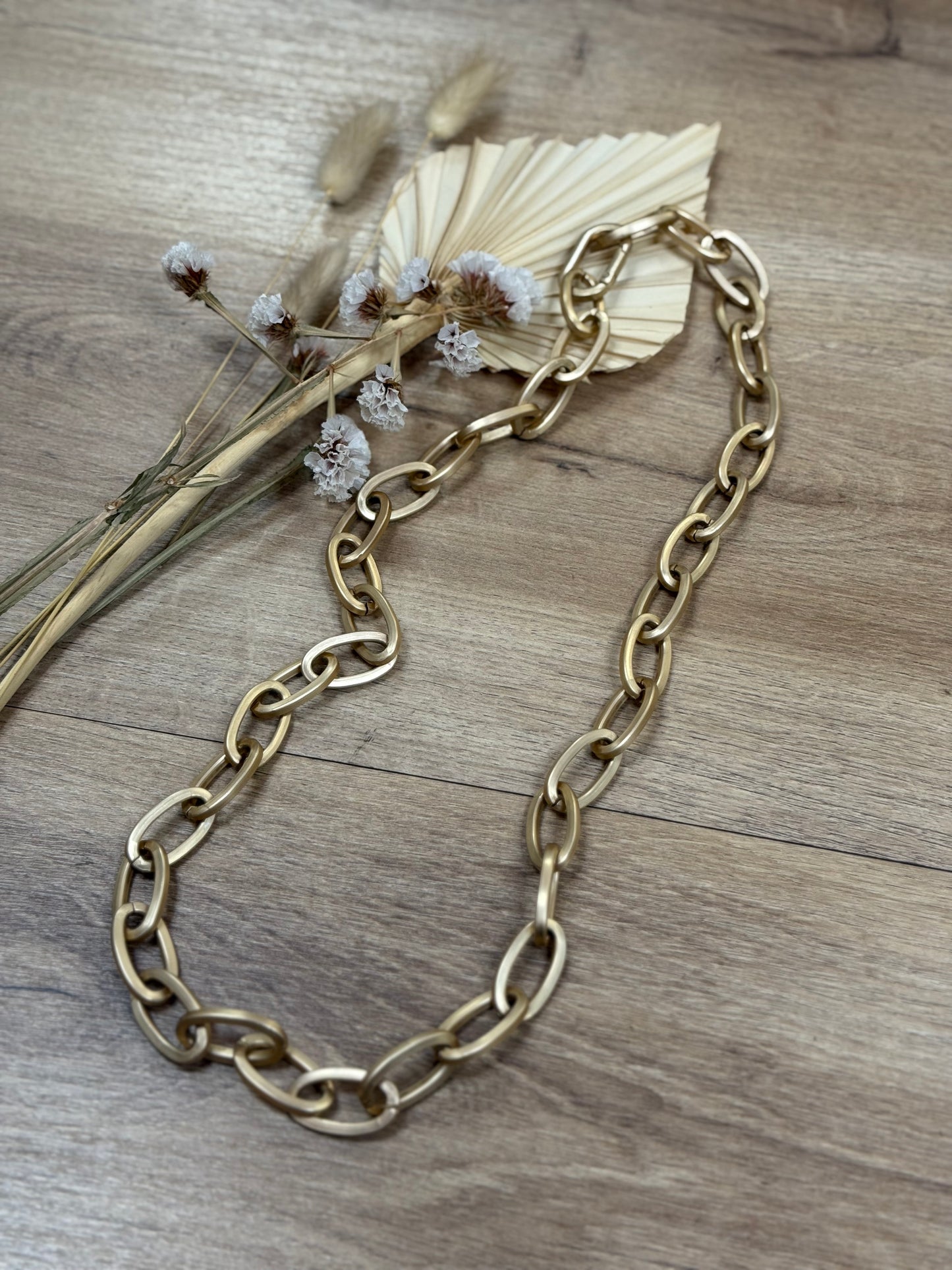 Collana artigianale “Favignana” in lega d’alluminio anodizzato oro opaco, lunga 90cm, perfetta per ogni occasione. Scopri il tuo stile con la collana artigianale favignana.