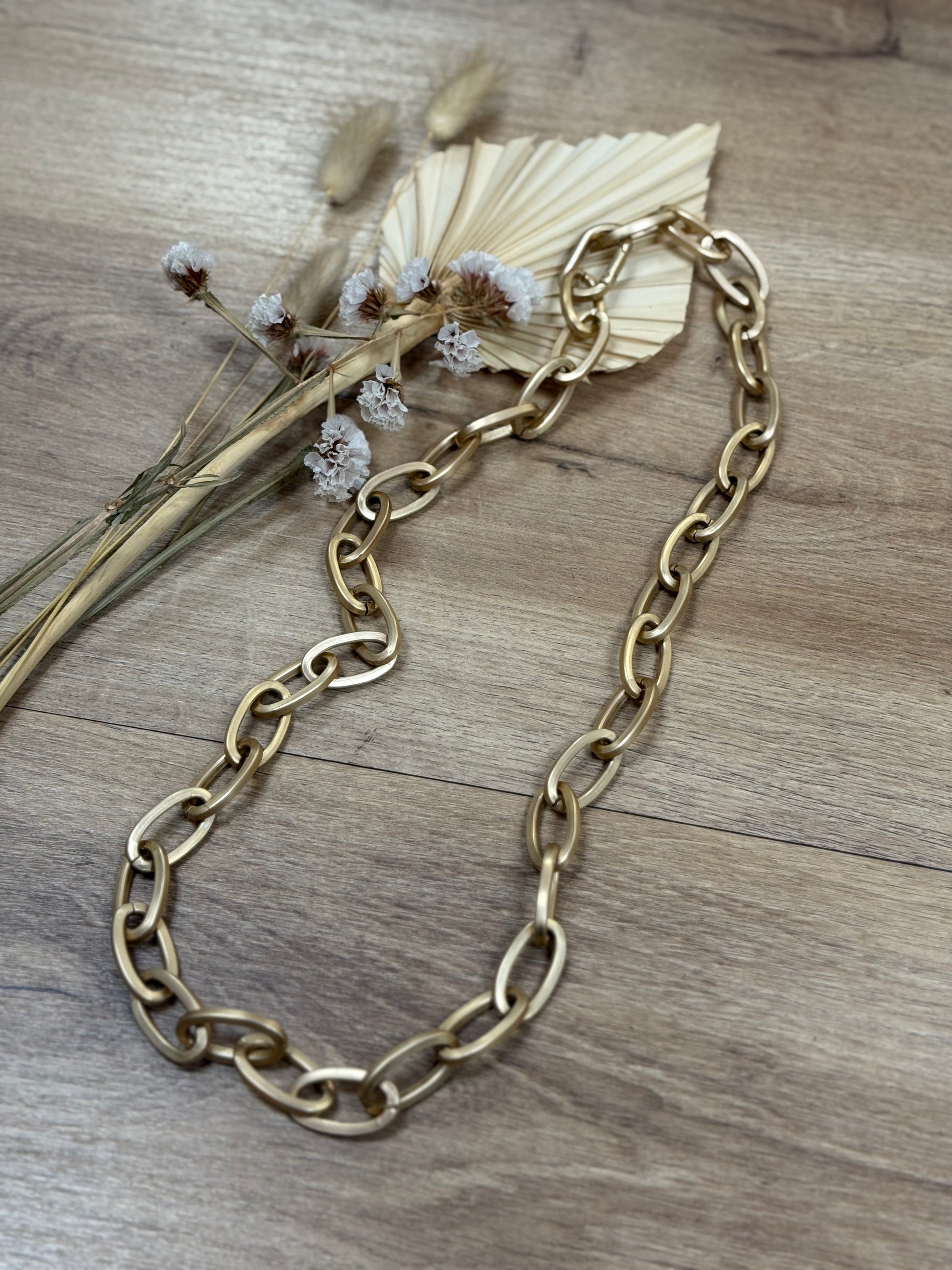 Collana artigianale “Favignana” in lega d’alluminio anodizzato oro opaco, lunga 90cm, perfetta per ogni occasione. Scopri il tuo stile con la collana artigianale favignana.
