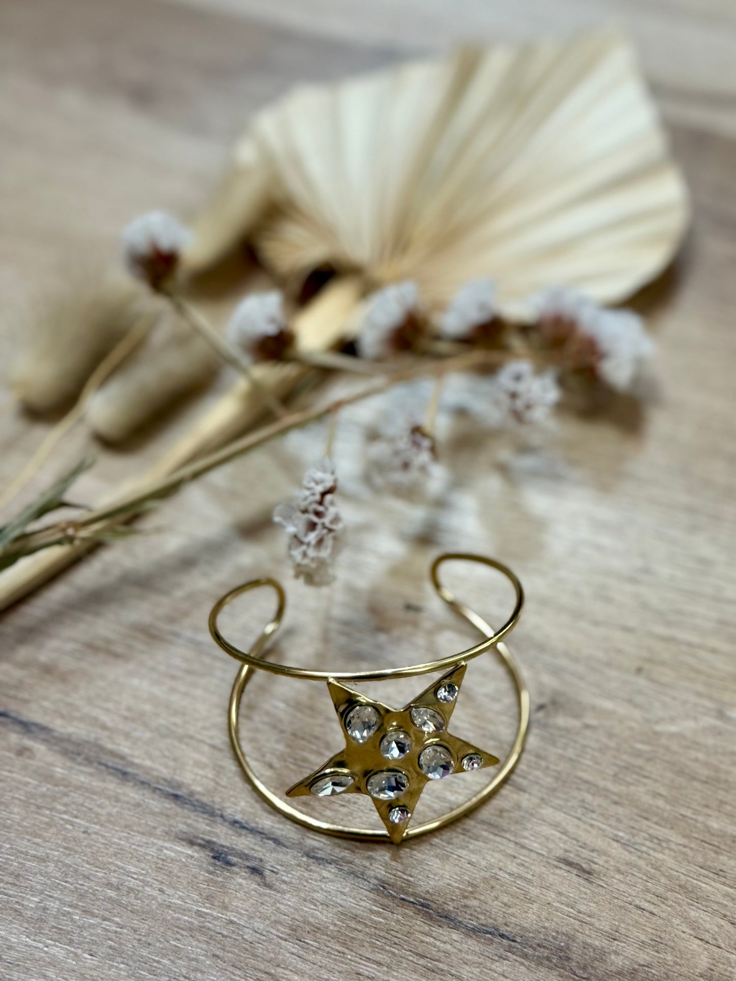 Braccialetto Stella in acciaio, design semirigido elegante e moderno.