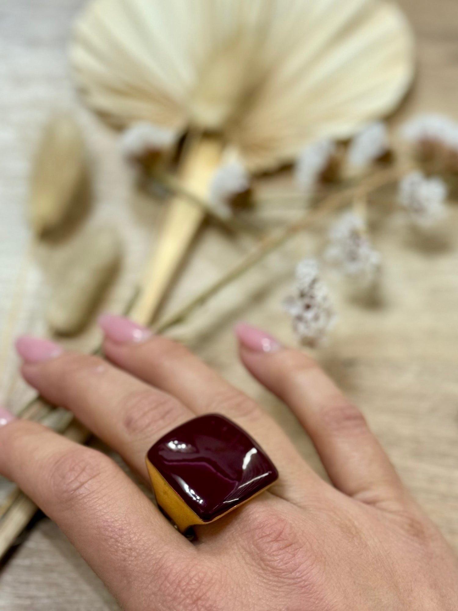 Anello quadrato in acciaio smaltato, design elegante e moderno, ideale per ogni occasione.