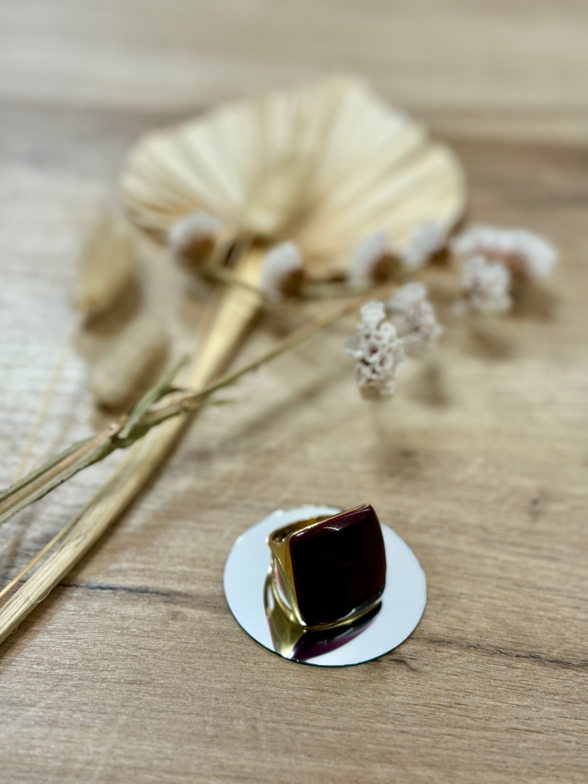 Anello smaltato quadrato di Adorno 23, perfetto per completare il tuo look con stile.