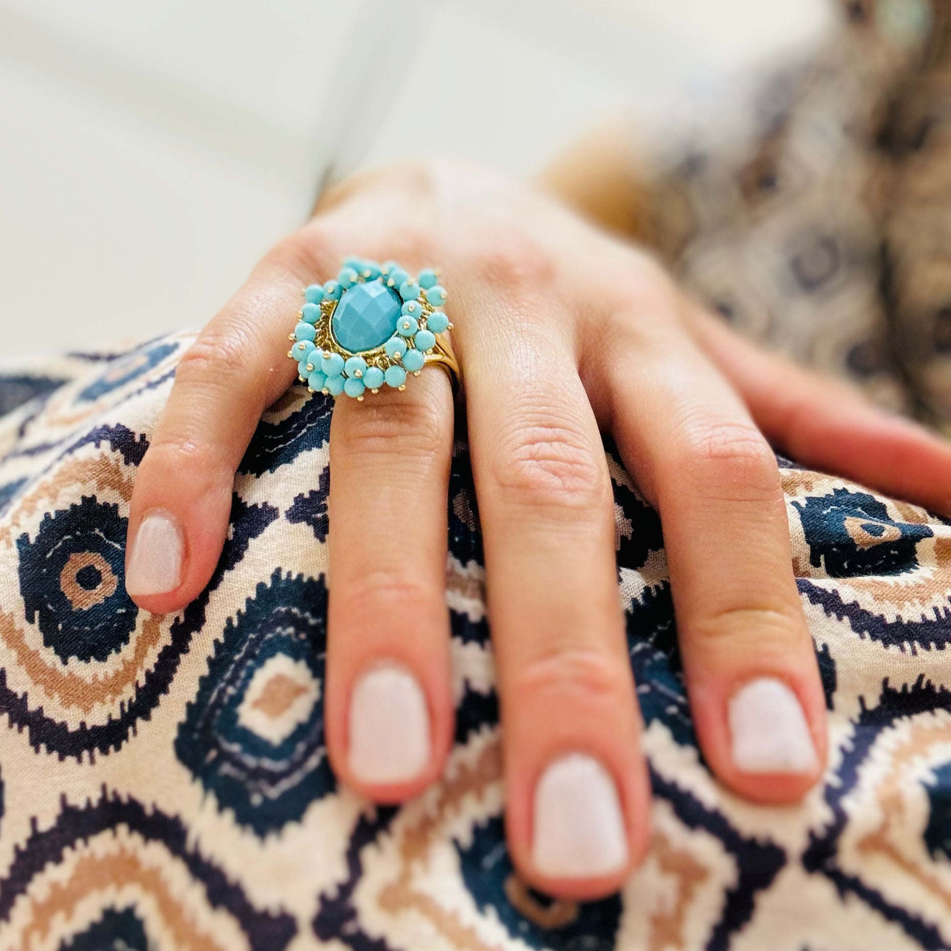 un primo piano della mano di una persona con un anello