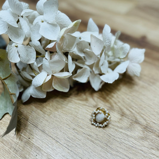 un primo piano di un fiore e un anello su un tavolo