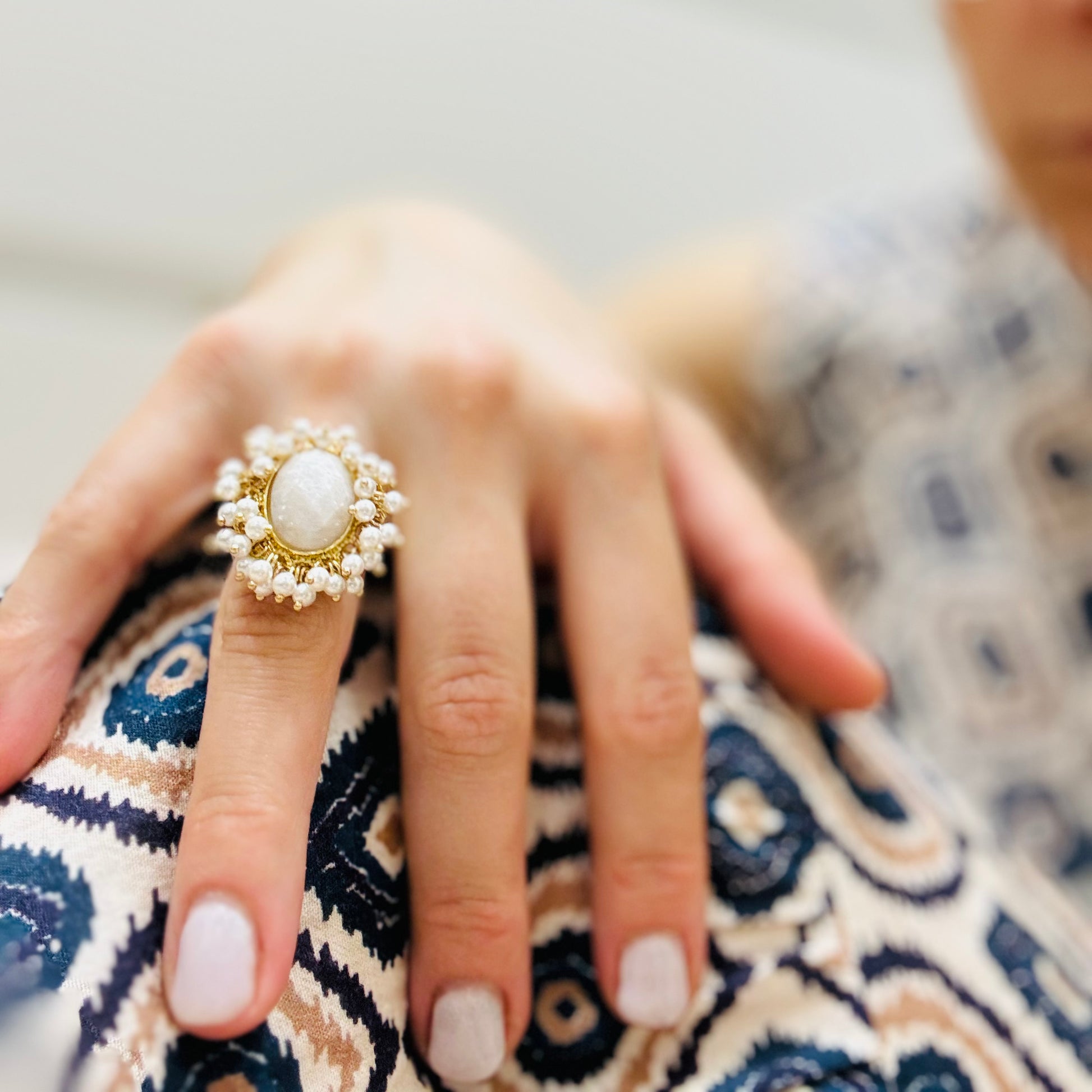 la mano di una donna con un anello