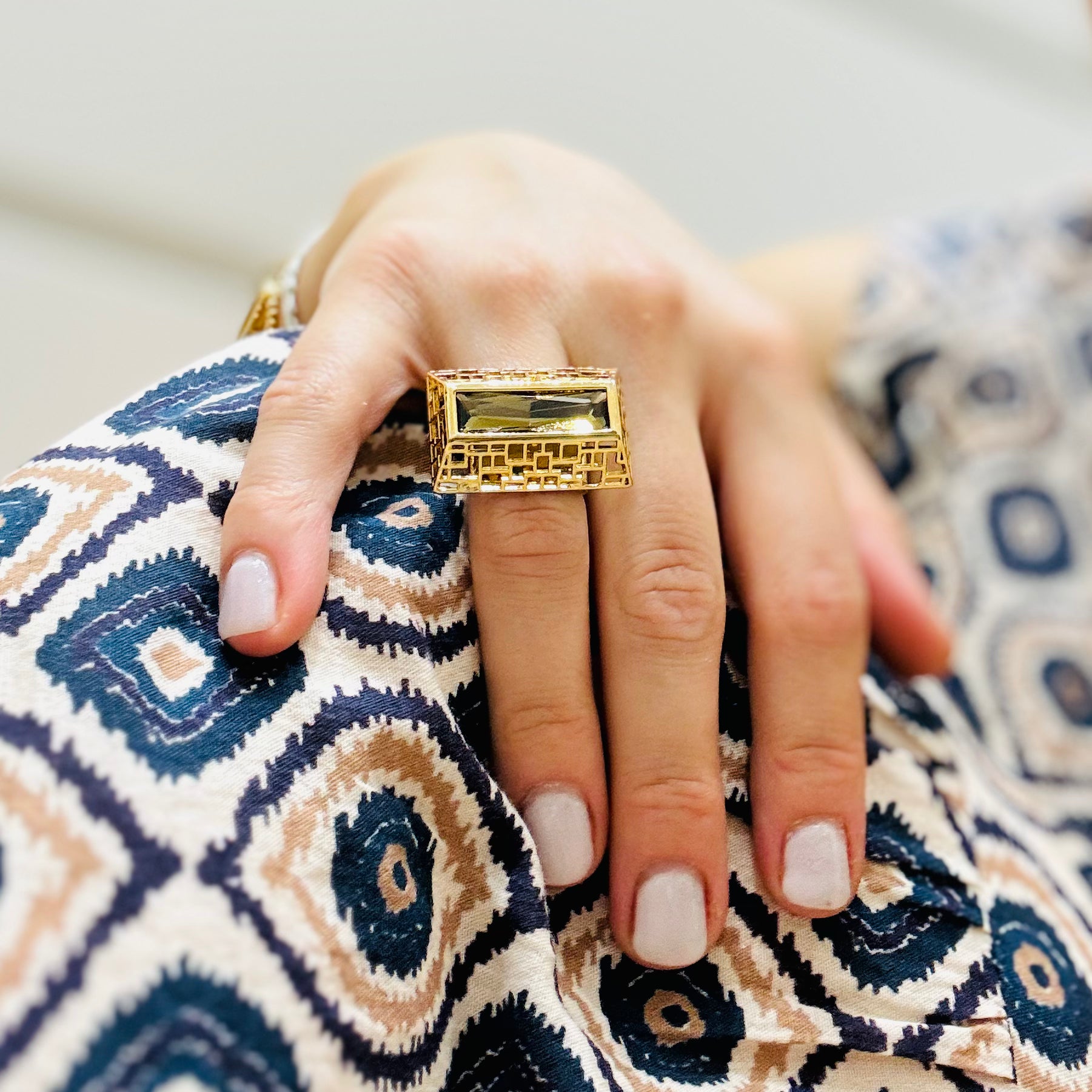 la mano di una donna con un anello