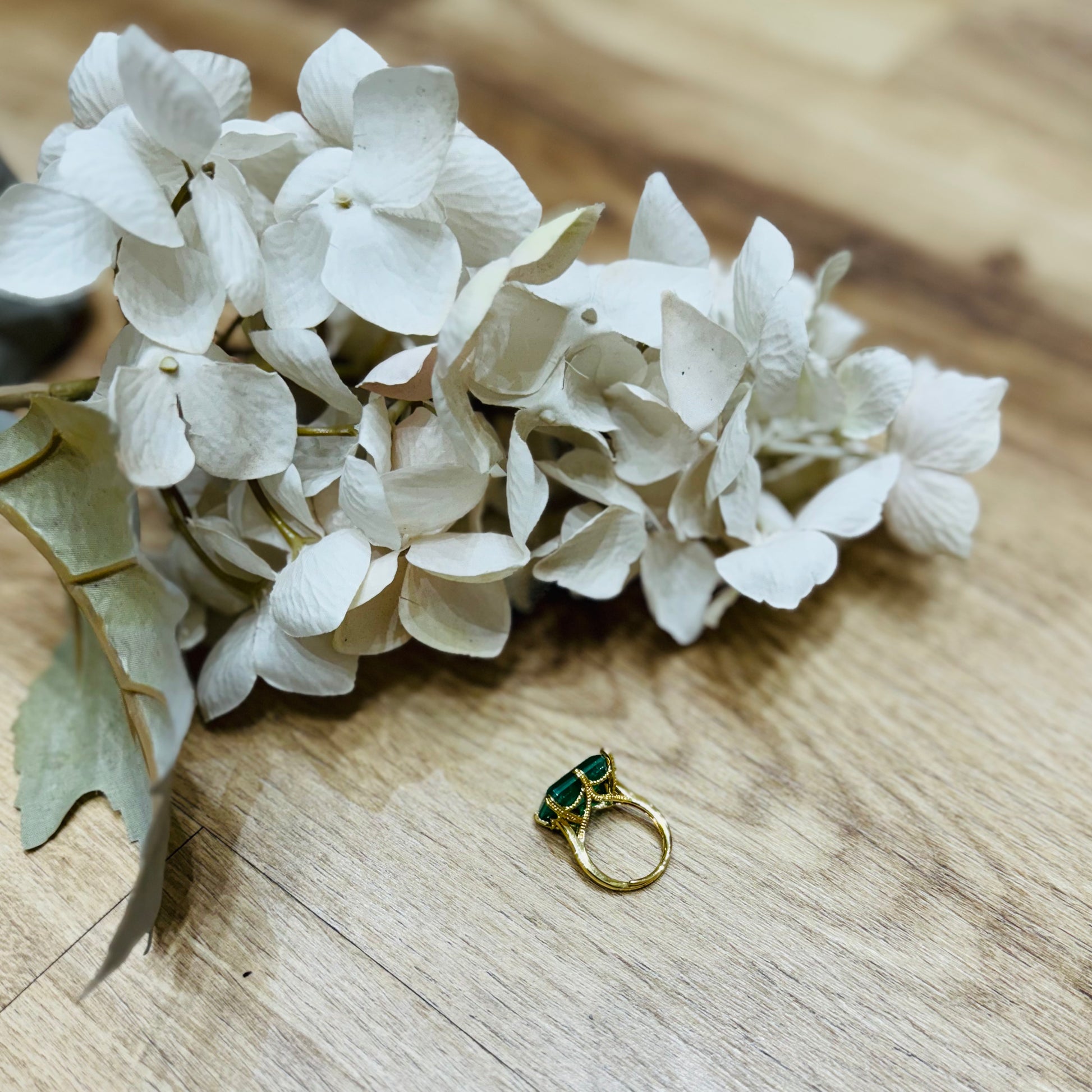 un primo piano di un fiore e un anello su un tavolo