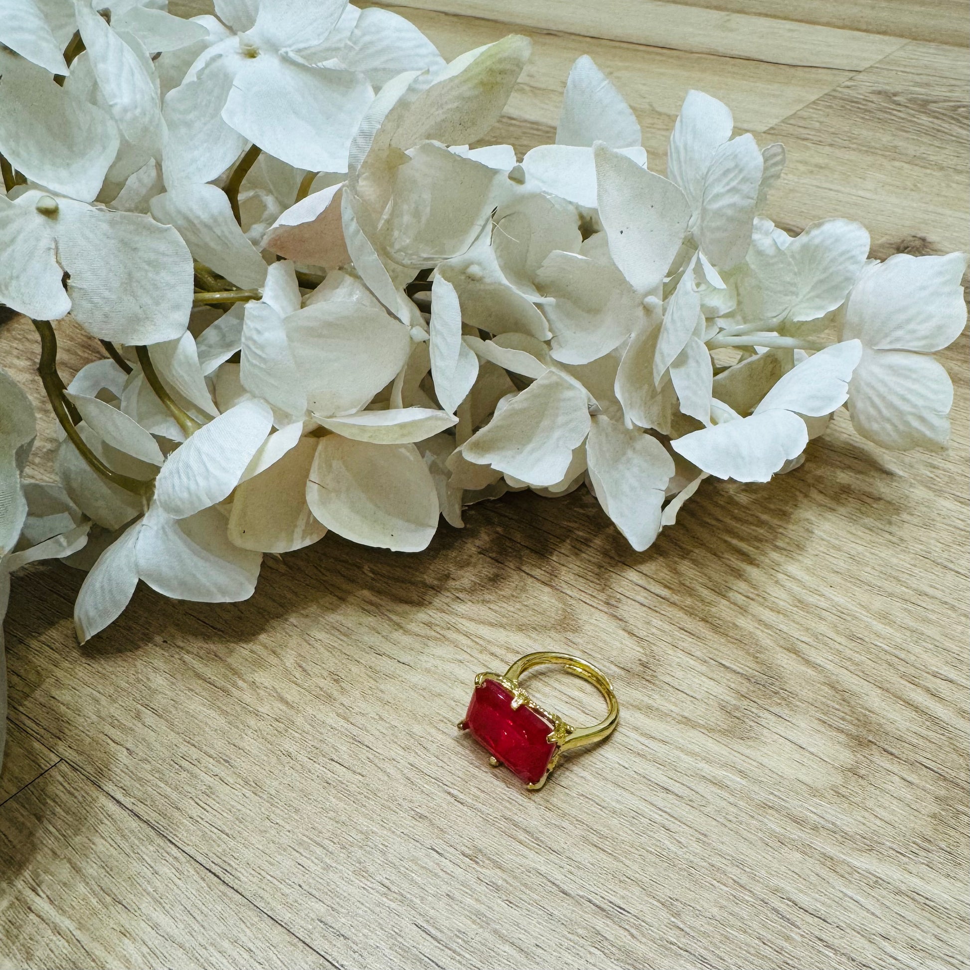 un primo piano di un fiore e di un anello su un tavolo