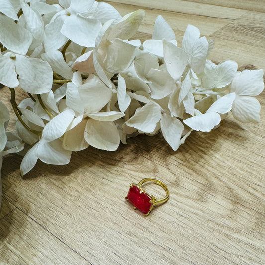 un primo piano di un fiore e di un anello su un tavolo