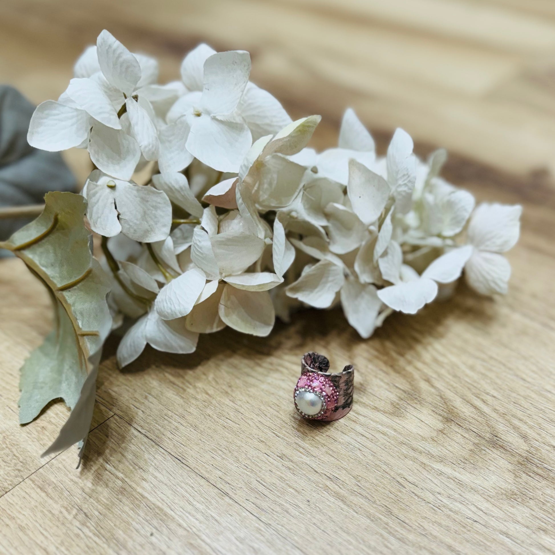 un primo piano di un fiore e una fedina su un tavolo