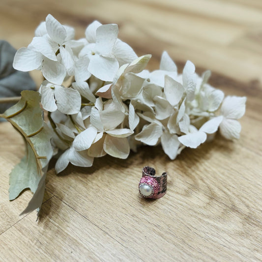 un primo piano di un fiore e una fedina su un tavolo