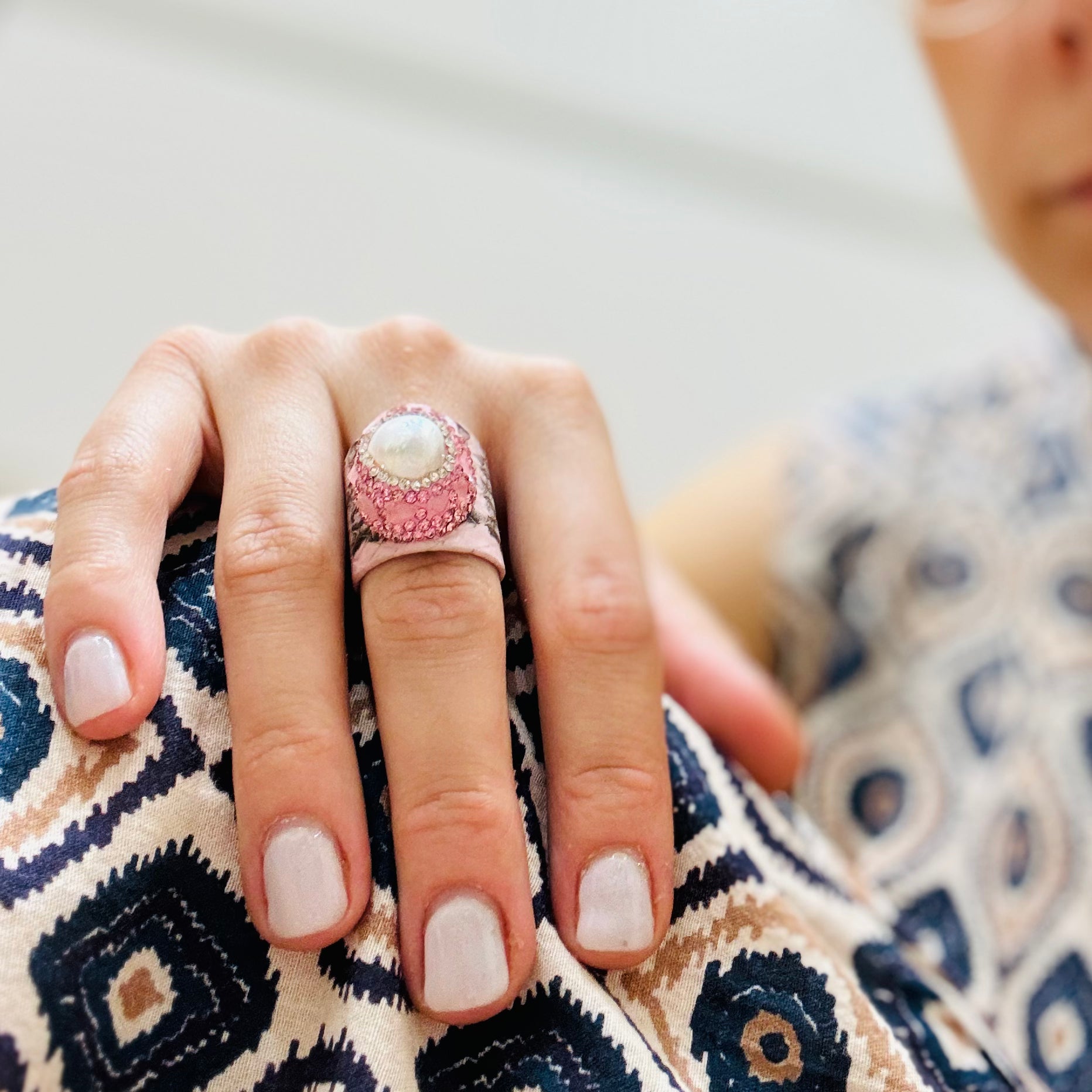 la mano di una donna con una fede