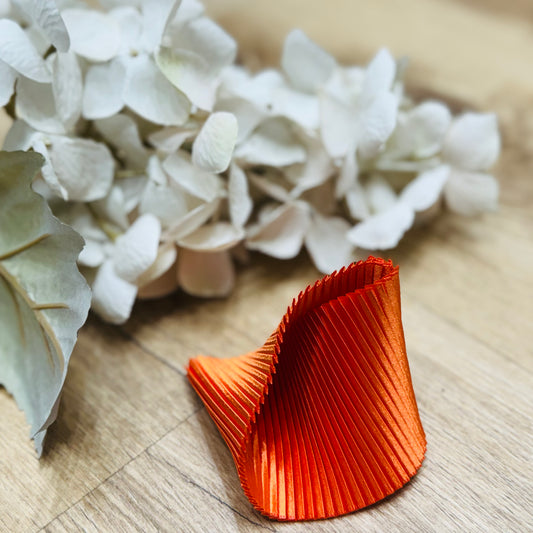 un primo piano di un fiore su un tavolo con un braccialetto