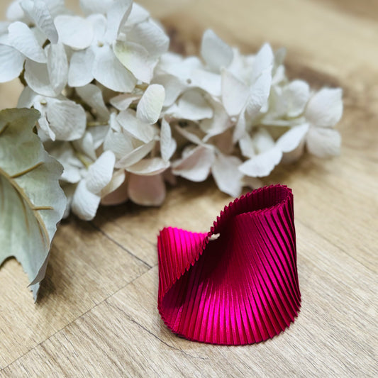 un primo piano di un fiore su un tavolo ed un braccialetto