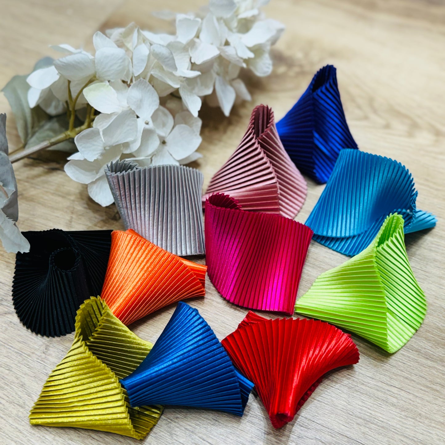 un insieme di braccialetti di diversi colori su un tavolo