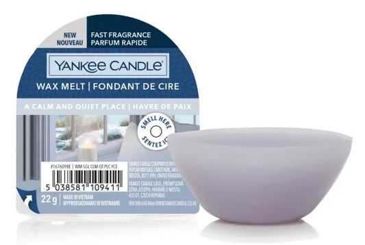 Una cera da fondere accanto a un pacchetto di cera Yankee Candle